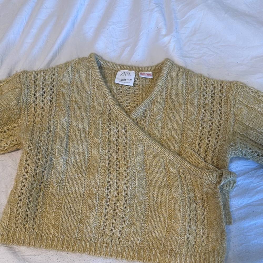Zara sweater for toddler girl. Size 12-18 months. Runs a little big. Worn once